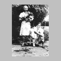 028-0102 Hildegard Daumann und Gertrud Spieh mit dem Ziegenbock im Jahre 1939..jpg
